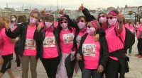 A marea rosa da Carreira da Muller recunca no asfalto da Coruña
