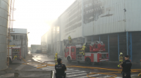 Controlado un incendio na planta de serraduras de Finsa en Santiago