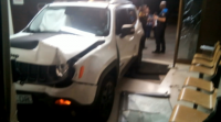 Un home esnafra o seu coche de madrugada contra unha entrada do hospital de Monforte