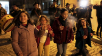 Polémica en Portugal porque nunha aldea deixan fumar os nenos a noite de Reis