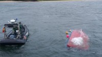 Rescatan un pescador sobre a quilla da embarcación envorcada na ría de Ferrol