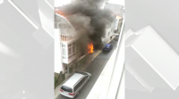 Un incendio calcina parte dunha vivenda no centro de Ribeira
