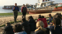 As mariscadoras da Illa de Arousa conciencian os nenos contra o furtivismo