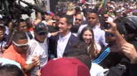 Guaidó chega ao aeroporto de Caracas e é recibido por unha multitude