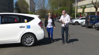 O primeiro taxi de Galicia preparado para facilitar a comunicación con persoas xordas funciona na Coruña
