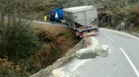 Un camión bloquea a estrada entre Xinzo e Bande