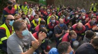 Os traballadores de Alcoa protestan: "Fóra ianquis, cuadrilla de mangantes"