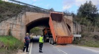 Un camión queda atascado nun túnel no Barco de Valdeorras ao tratar de cruzar co basculante levantado