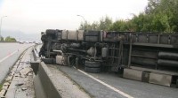 Grandes retencións na AP-9 en Vigo tras envorcar un camión