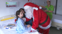 Papa Noel tamén chega aos hospitais a visitar os nenos