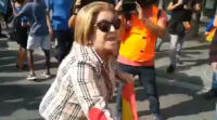 Agride unha muller por levar unha bandeira española en Tarragona