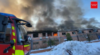 Un incendio arrasa unha fábrica de mobles de cociña en Madrid