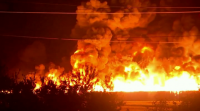 Intentan controlar o incendio dunha planta industrial en Texas