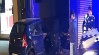 Un coche esnáfrase contra unha bocatería en Cangas