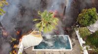 A lava do volcán da Palma aproxímase ao mar, arrasando casas, colexios e cultivos