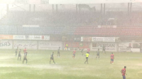 U. D. Ourense e Fisterra acaban xogando o partido do diluvio no Couto