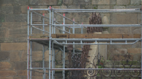 Desmontan a reixa da catedral de Santiago para a restauración da escalinata