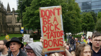 Milleiros de británicos protestan contra o peche do Parlamento
