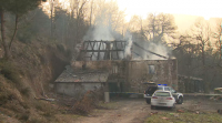 Seis evacuados ao hospital tras arder unha casa en Baralla