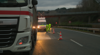 O incendio dun camión obriga a cortar un carril da N-VI en Nadela, Lugo