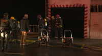 Un incendio calcina cinco coches e obriga a desaloxar un edificio en Ordes