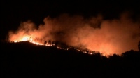 Conseguen estabilizar o incendio forestal de serra Sollera, na zona central de Asturias