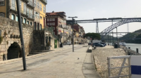 Sen restaurantes nin bares abertos, os turistas teñen poucas opcións para gozar de Portugal