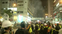 Milleiros de persoas desafían a prohibición e enfróntanse coa policía en Hong Kong