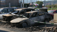 Dous coches calcinados polo incendio dun colector de lixo en Poio