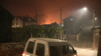 O incendio de Ribeira avanzou contra a noite aproveitando a forza do vento Nordés