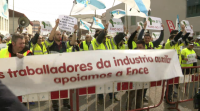 Protesta dos traballadores de Ence nun acto de campaña de Sánchez en Vigo