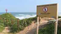 Comeza a instalación de carteis informativos na praia das Catedrais para a Semana Santa