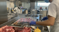 Na cociña do hospital de Ourense reparten un xantar a base de produtos galegos