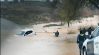 Rescatan os dous ocupantes dun coche atrapado pola riada en Valencia