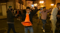 Concentracións ilegais á saída dos bares en Vilagarcía máis aló da unha da mañá para celebrar o San Roque