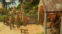 Un veciño de cen anos de Sober é o autor das figuras de madeira que compoñen o belén municipal