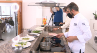 Cociñeiros de renome ensinan receitas aos usuarios que recollen comida en Cáritas
