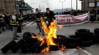Protesta en Navantia con barricadas para reclamar carga de traballo