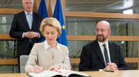 Os presidentes da Comisión e do Consello europeos asinan o acordo do 'brexit'