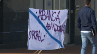O peche da oficina de Abanca no Mesón do Vento indigna os clientes e veciños