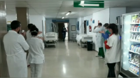 Despiden emocionados a primeira paciente á que lle dan a alta no hospital de Monforte