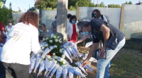 80 rosas recordan en Angrois os falecidos no accidente do Alvia
