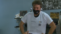 A última moda: camisetas co certificado covid para acceder á hostalería