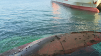 Os temporais acaban por afundir dous barcos vellos no porto de Ribeira