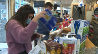 Cadea humana solidaria no barrio coruñés do Ventorrillo para facer chegar preto de 1.300 quilos de alimentos