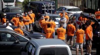 Os traballadores de Alu Ibérica marchan en caravana e a empresa denuncia presións