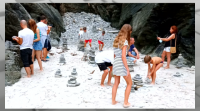 Amorear pedras na praia das Catedrais: unha moda que estraga o medio ambiente