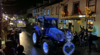 Caravana de tractores e carreira de motos de centos de Papá Noel para celebrar o Nadal na illa de Man