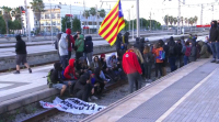 Os manifestantes volven cortar estradas e vías de tren por toda Cataluña
