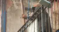 Denuncian un veciño de Vigo que acumula lixo na casa en ruínas en que vive